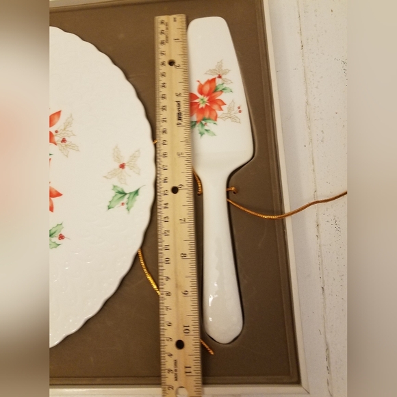 Mikasa Bone China Poinsettia Cake Platter & Serveware 11" - Picture 9 of 12